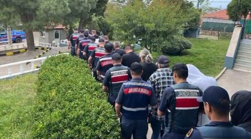 "Kalkan-23" Operasyonlarında 63 Göçmen Kaçakçılığı Organizatörü, 125 Düzensiz Göçmen Yakalandı